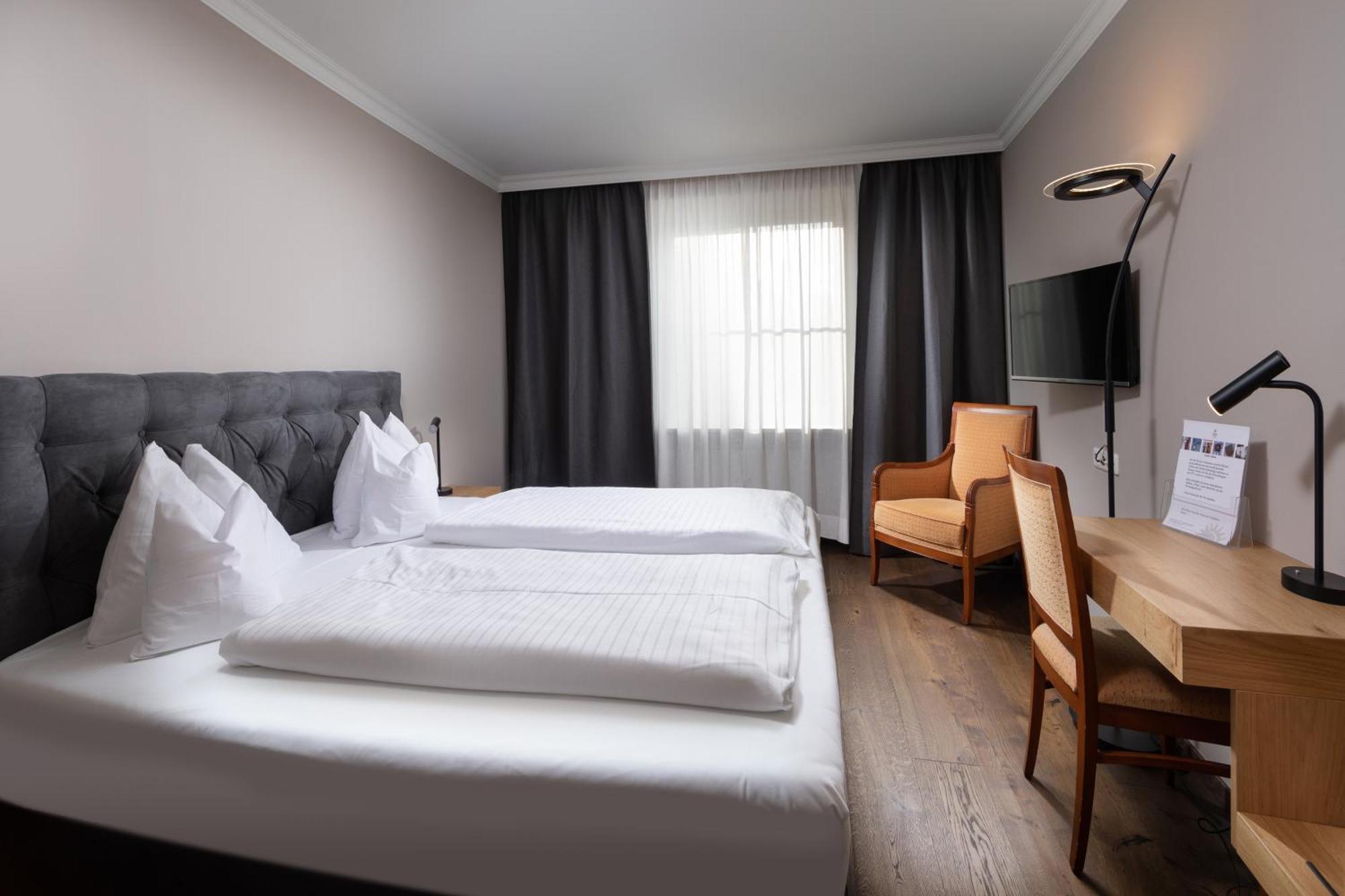 Hotel Goldene Sonne Landshut Ngoại thất bức ảnh