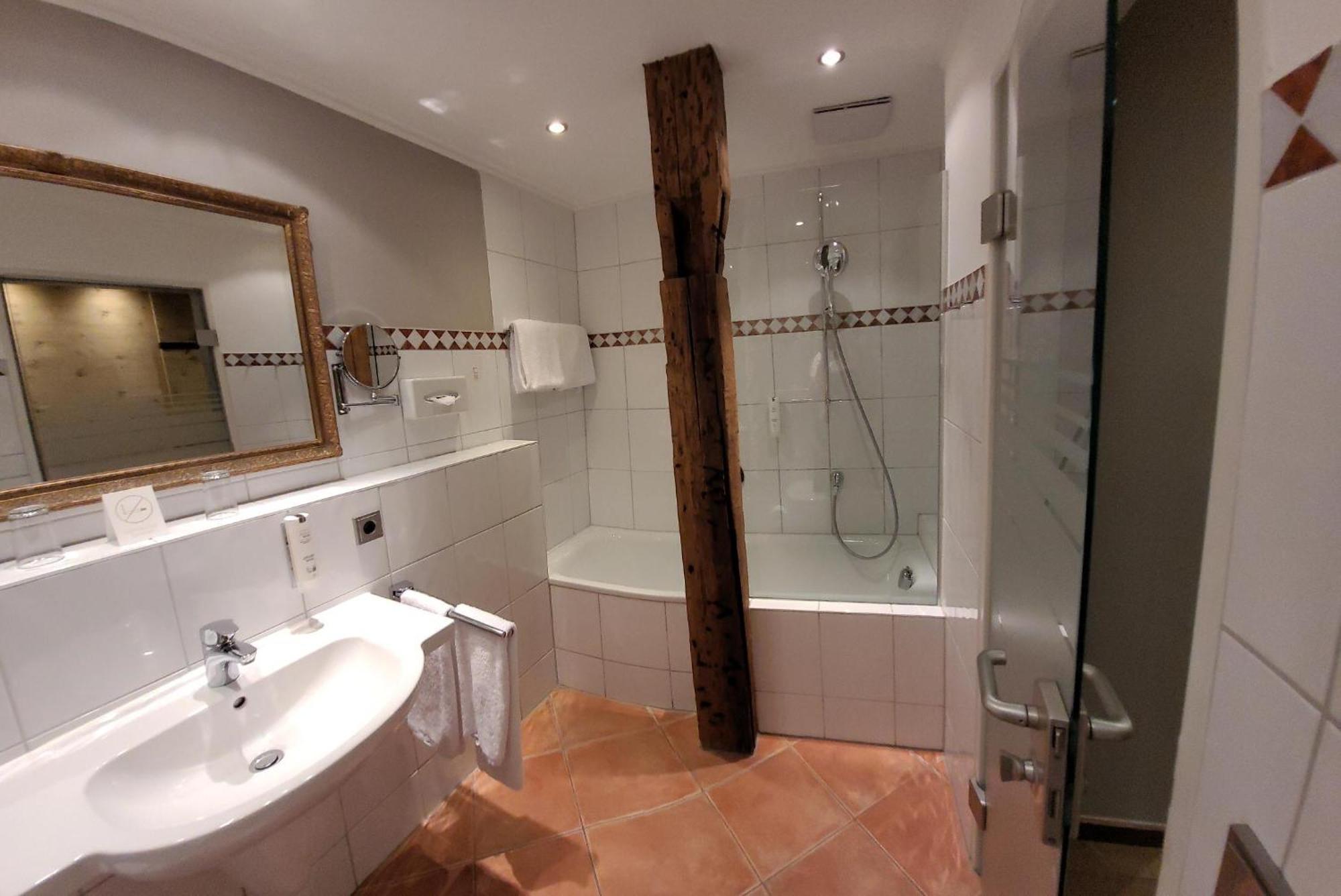Hotel Goldene Sonne Landshut Ngoại thất bức ảnh