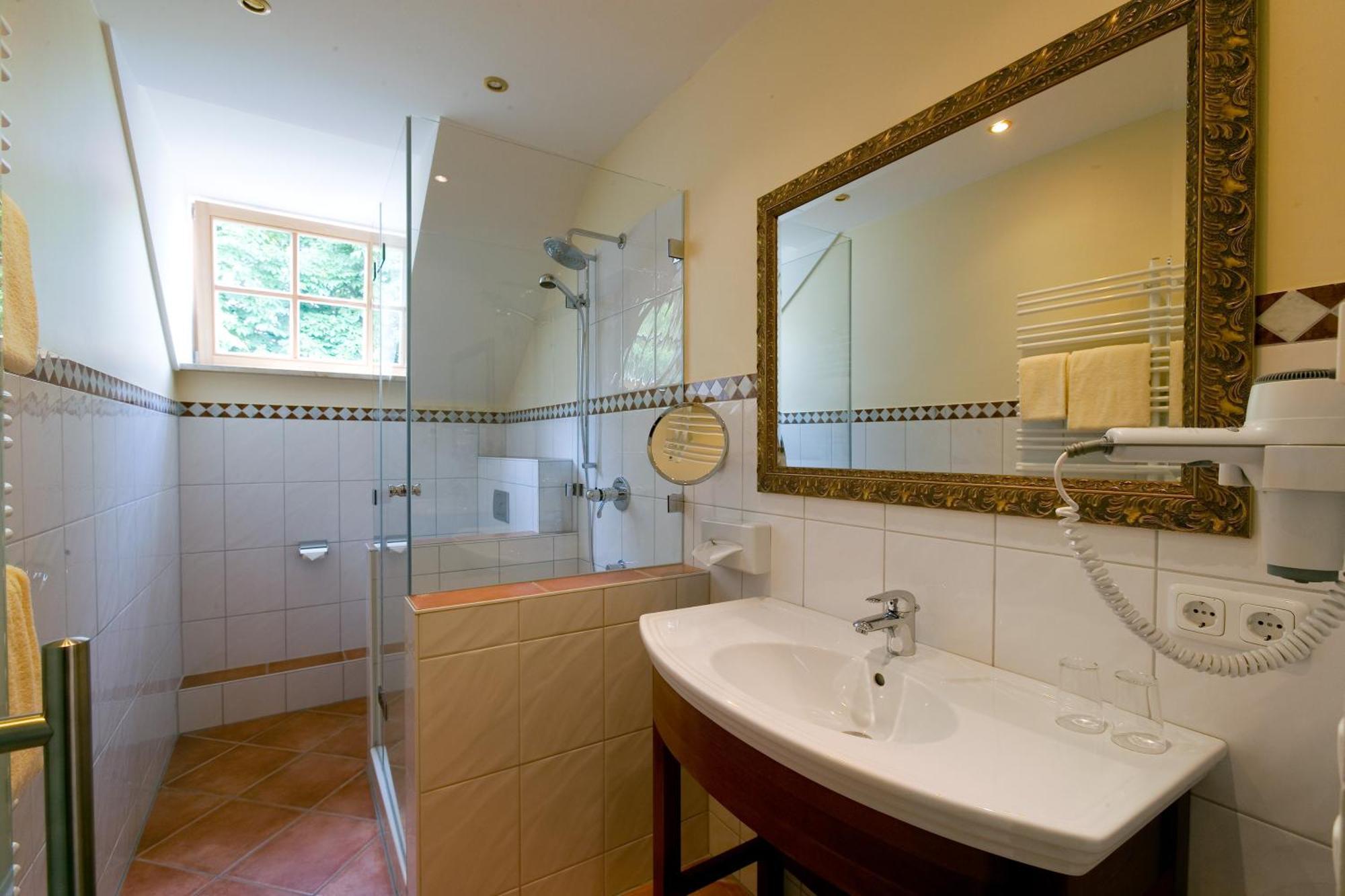 Hotel Goldene Sonne Landshut Ngoại thất bức ảnh