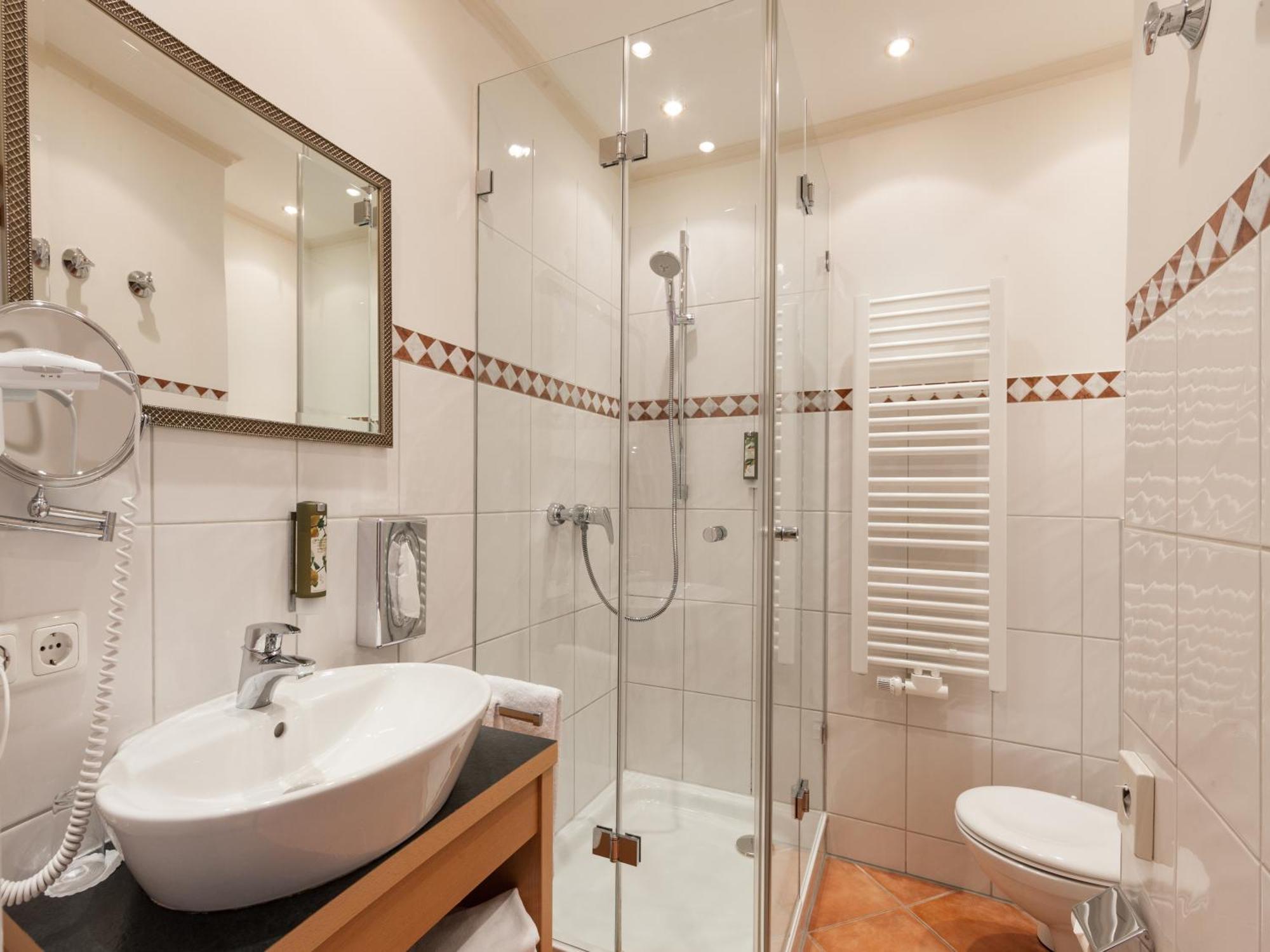 Hotel Goldene Sonne Landshut Ngoại thất bức ảnh