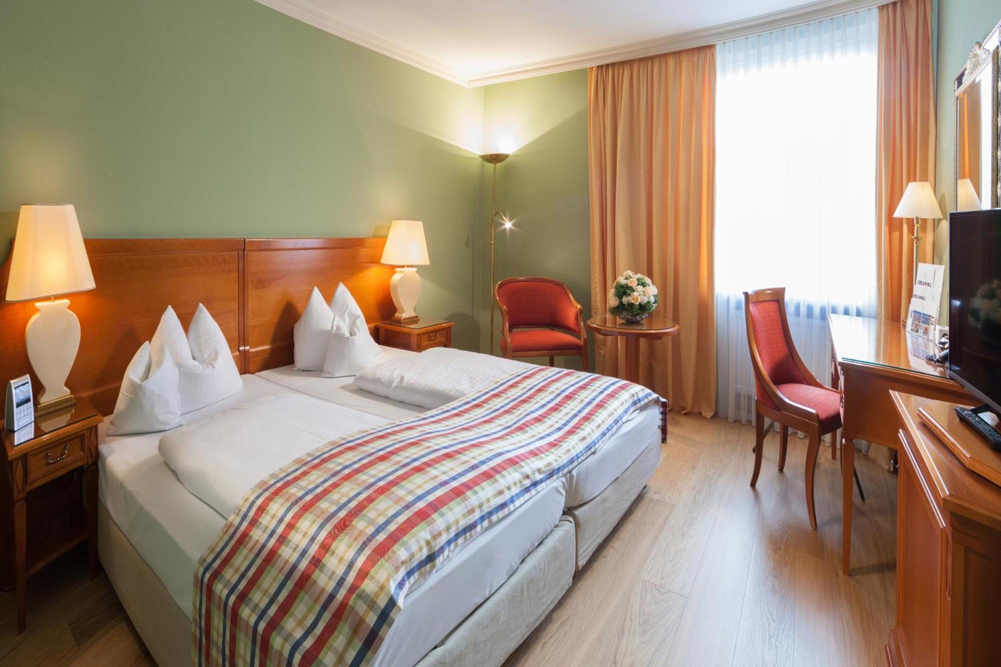Hotel Goldene Sonne Landshut Ngoại thất bức ảnh