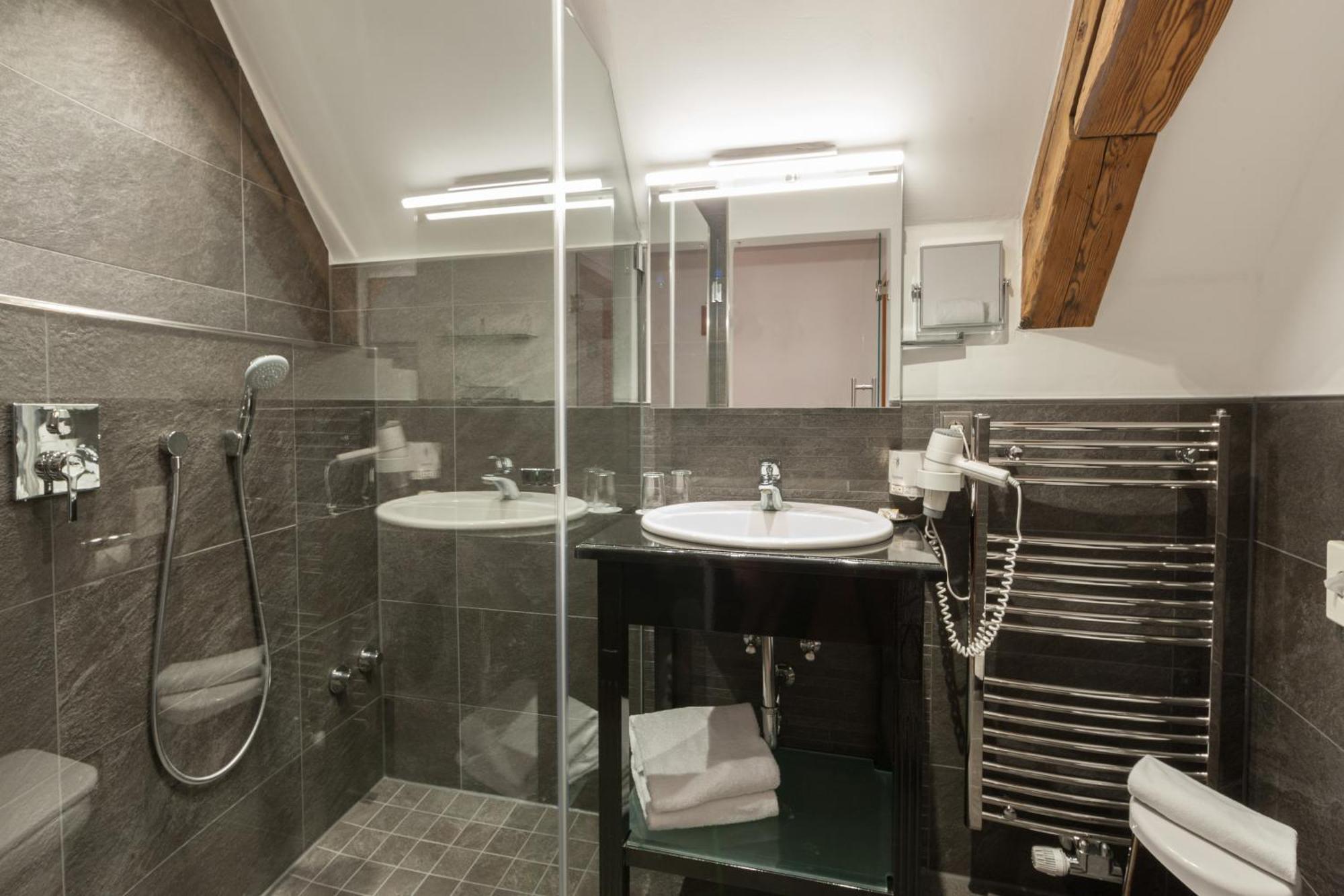 Hotel Goldene Sonne Landshut Ngoại thất bức ảnh
