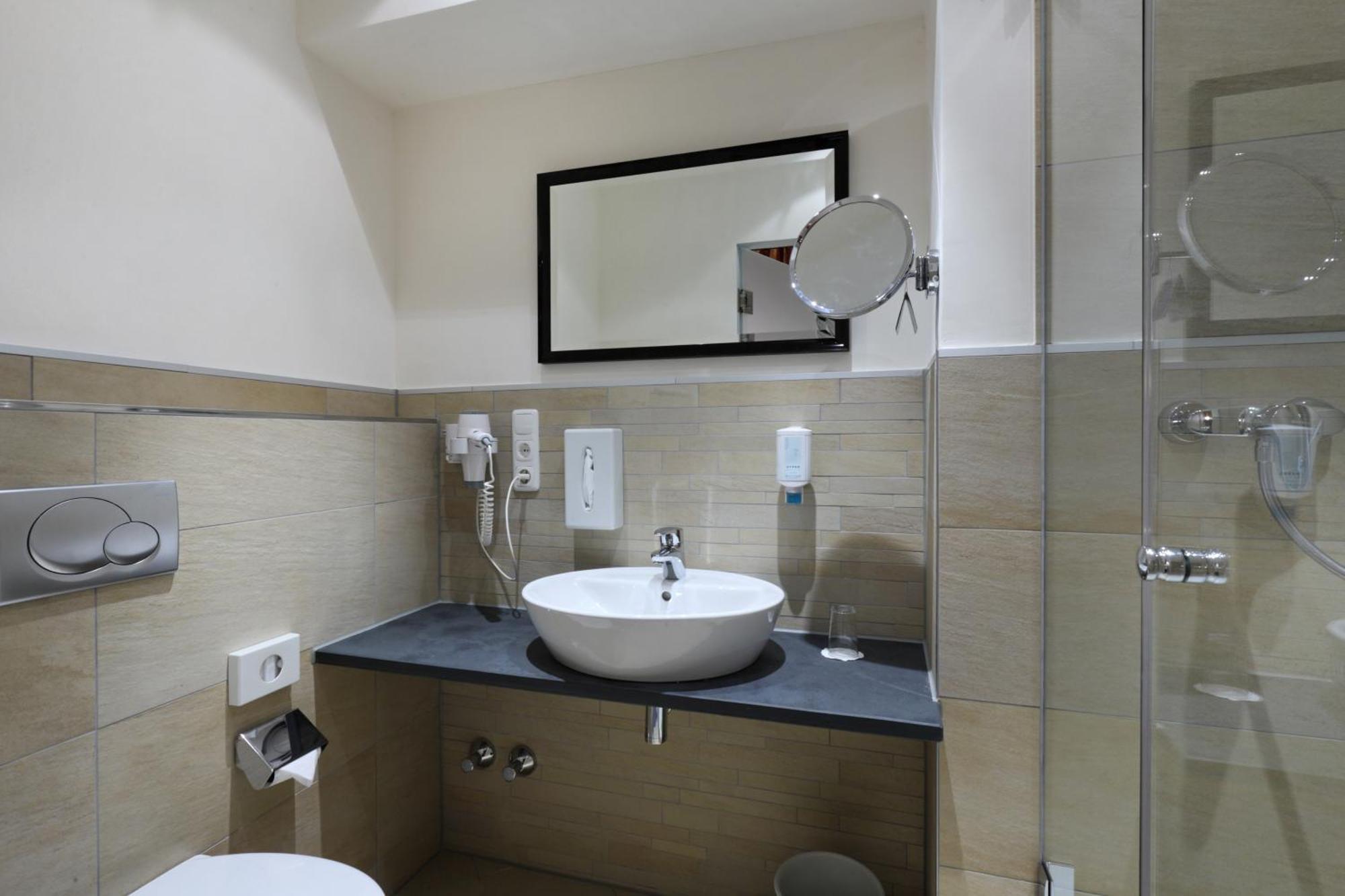 Hotel Goldene Sonne Landshut Ngoại thất bức ảnh