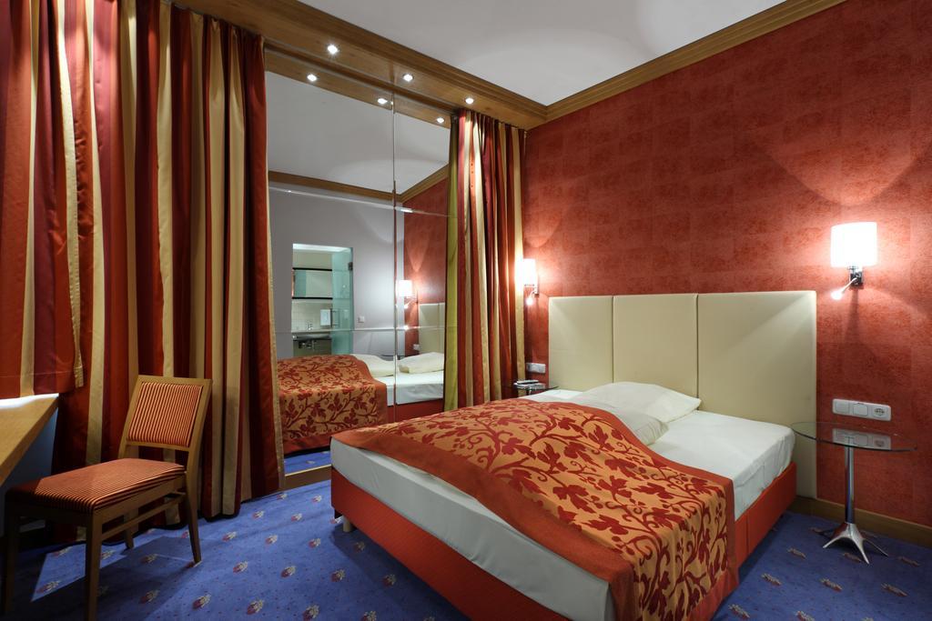 Hotel Goldene Sonne Landshut Ngoại thất bức ảnh